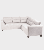 Sofá corner elaborado en tela gris claro, con cojines cómodos y estructura moderna, ideal para sala de estar o espacios de descanso.