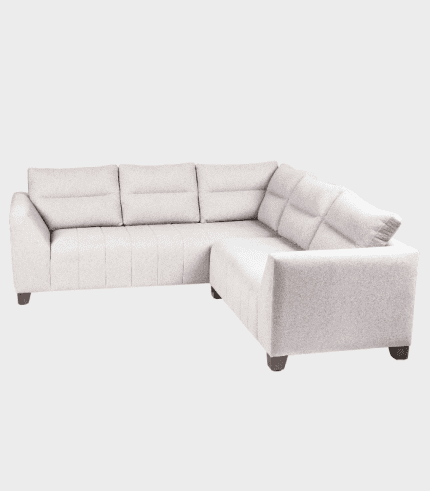 Sofá corner elaborado en tela gris claro, con cojines cómodos y estructura moderna, ideal para sala de estar o espacios de descanso.