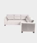 Sofá gris claro de esquina con cojines cómodos, ideal para decorar y armonizar espacios en hogares y oficinas.
