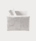 Borrador de imagen que muestra un sillón moderno y elegante en color gris claro, con cojines cómodos y un diseño minimalista, ideal para espacios de interior.