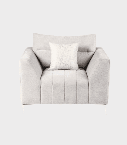 Elegante sillón de tono claro con cojín decorativo, ideal para sala de estar moderna y con estilo.