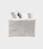 Sofá de color gris claro con cojines decorativos, ideal para la sala de estar.