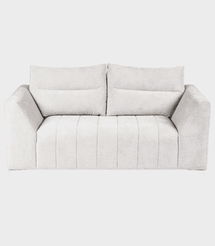 Sofá de color beige con cómodos cojines y tapizado suave. Diseño moderno y funcional, ideal para el comedor o la sala de estar. Perfecto para complementar la decoración de cualquier ambiente.