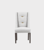 Silla de respaldo alto en color gris claro con detalles decorativos en el respaldo y patas de madera oscura. Elegante y moderna, ideal para comedor o estancia formal.