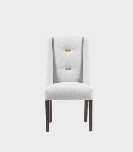 Silla de respaldo alto en color gris claro con detalles decorativos en el respaldo y patas de madera oscura. Elegante y moderna, ideal para comedor o estancia formal.