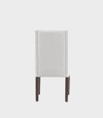 Silla de comedor tapizada en tela blanca, con patas de madera oscura, ideal para decorar y amueblar comedores o zonas de descanso en el hogar o la oficina.