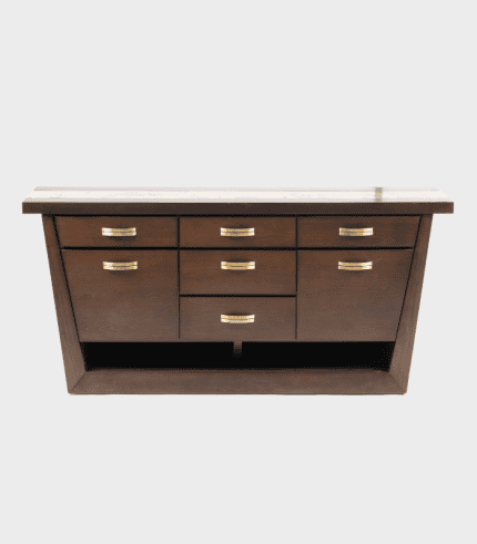 Mueble de madera con múltiples cajones y una superficie superior de mármol, ideal para oficina o sala de estar, que combina funcionalidad y estilo en la decoración del hogar o oficina.