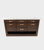 Mueble de madera con acabado oscuro y tiradores dorados, ideal para almacenar en salas o oficinas, combina con diversos estilos de decoración y espacios.