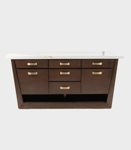 Mueble de madera con acabado oscuro y tiradores dorados, ideal para almacenar en salas o oficinas, combina con diversos estilos de decoración y espacios.