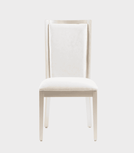 Silla elegante de madera y tapizado blanco para comedor y oficina.