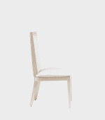 Silla blanca de madera con tapizado en asiento y respaldo, ideal para comedor o oficina, combina funcionalidad y estilo en decoración de interiores.