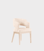 Butaca moderna de madera y terciopelo en tonos beige para decoración de interiores.