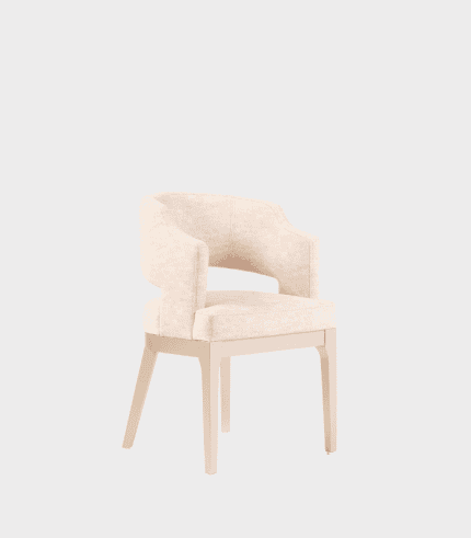 Butaca moderna de madera y terciopelo en tonos beige para decoración de interiores.