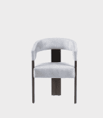 Silla moderna con estructura de metal y tapizado en tela gris claro, ideal para decorar y dar comodidad a espacios de hogar u oficina.