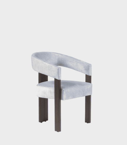 Silla moderna con estructura de madera y tapizado en tela gris claro, ideal para áreas de oficina o comedor, combina comodidad y estilo en cualquier espacio.