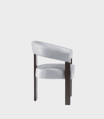 Silla moderna con estructura de madera oscura y asiento y respaldo tapizados en gris, perfecta para decorar y utilizar en distintas áreas del hogar u oficina.