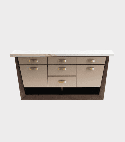 Moderno mueble de madera con cajones color beige y detalles metálicos, ideal para decorar y organizar espacios.