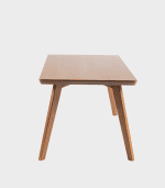 Taburete de madera con diseño minimalista y patas inclinadas para un estilo moderno y funcional.