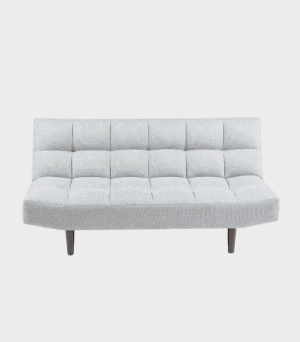 Butaca de tela gris claro con estructura moderna y patas de madera oscura.