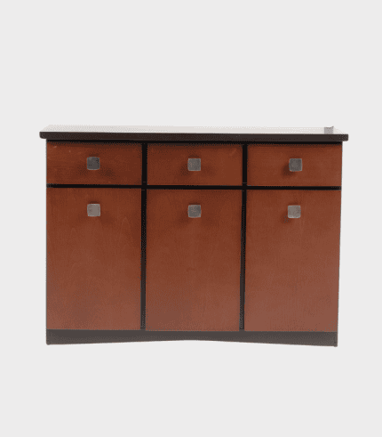 Archivador de madera con múltiples cajones y espacios de almacenamiento.
