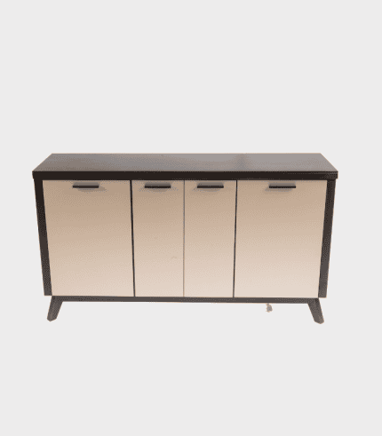 Escritorio vintage de madera en tonos beige y marrón, con espacio de almacenamiento en armarios cerrados, perfecto para decorar y organizar en cualquier espacio.