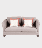 Sofá de tela en color gris claro con cojines decorativos en tonos rosa y beige, ideal para sala de estar, oficinas o zonas de descanso.