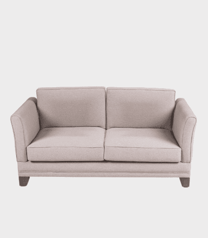 Sofá beige de tela, sillones cómodos con patas de madera, muebles de Zona Muebles para decoración y sala de estar.