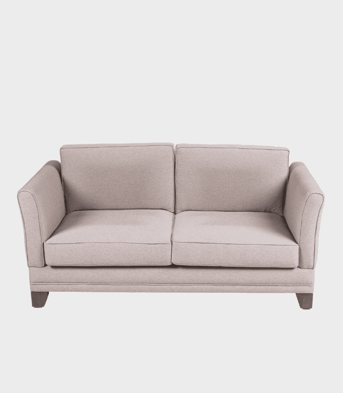 Sofá beige de tela, sillones cómodos con patas de madera, muebles de Zona Muebles para decoración y sala de estar.