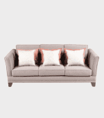 Sofá beige con cojines decorativos blancos y rosados, ideal para salón.