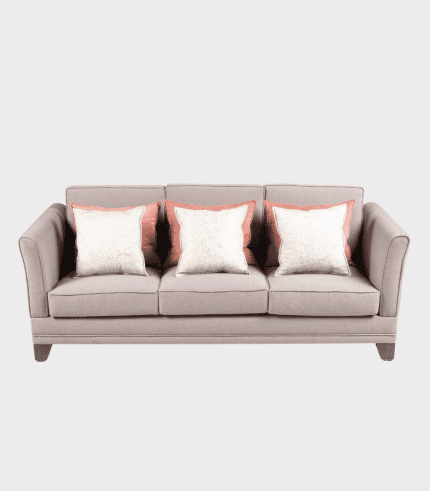 Sofá beige con cojines decorativos blancos y rosados, ideal para salón.
