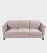 Sofá beige de tres plazas con reposabrazos acolchados, ideal para salas de estar elegantes y cómodas.