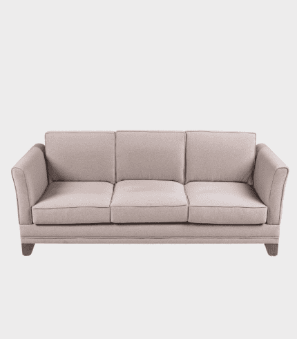 Sofá beige de tres plazas con reposabrazos acolchados, ideal para salas de estar elegantes y cómodas.