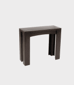 Mueble consola de madera oscura con diseño moderno y elegante para decorar y organizar espacios en el hogar u oficina.