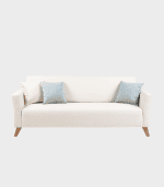 Sofá blanco con cojines azules, ideal para decorar y promover el confort en sala de estar. Diseño moderno y elegante para enriquecer cualquier ambiente del hogar o oficina.