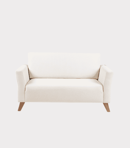 Sofá de color blanco, con diseño moderno y patas de madera, ideal para decorar salas y oficinas.