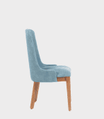 Silla moderna con tapizado azul y patas de madera, ideal para decorar espacios elegantes y confortables en sala o comedor.
