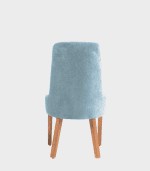Butaca de terciopelo azul claro con patas de madera natural, moderna y cómoda para sala de estar o comedor. acuñada en Zona Muebles con opciones de mobiliario y decoración actuales.