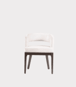 Butaca moderna de tela blanca con estructura de madera oscura, perfecta para decoración y oficina.