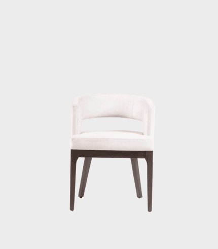 Butaca moderna de tela blanca con estructura de madera oscura, perfecta para decoración y oficina.