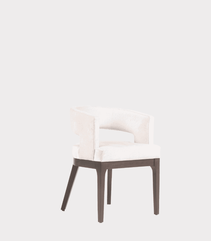 Poltrona de diseño moderno con estructura de madera y asiento tapizado en tela blanca, ideal para decorar espacios elegantes y confortables en el hogar u oficina.
