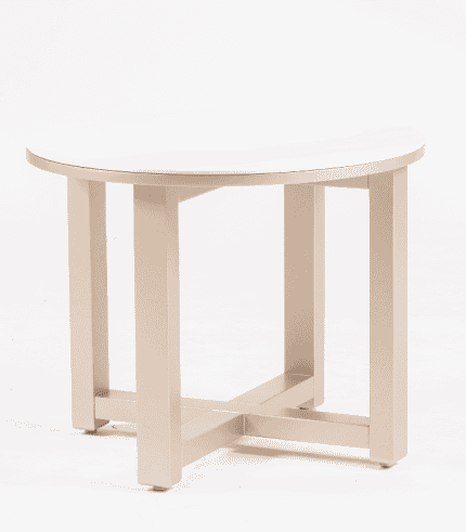Mesa de comedor redonda de color crema, con estructura robusta y diseño sencillo, ideal para decoración moderna y funcional en espacios amplios.