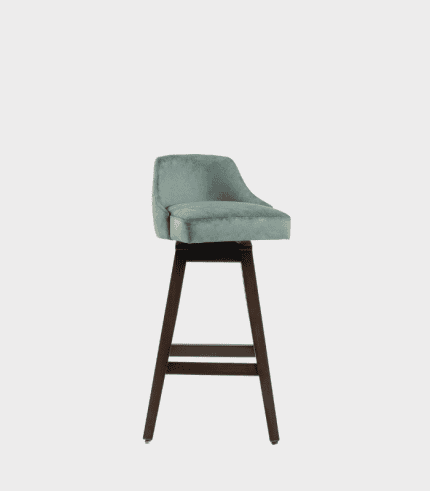 Butaca moderna con tapizado en color verde suaves, base de madera oscura, ideal para mesas de comedor o barras de bar en decoraciones elegantes y contemporáneas.