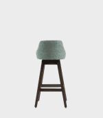 Mueble bar con asiento de felpa en color verde menta y estructura de madera oscura.