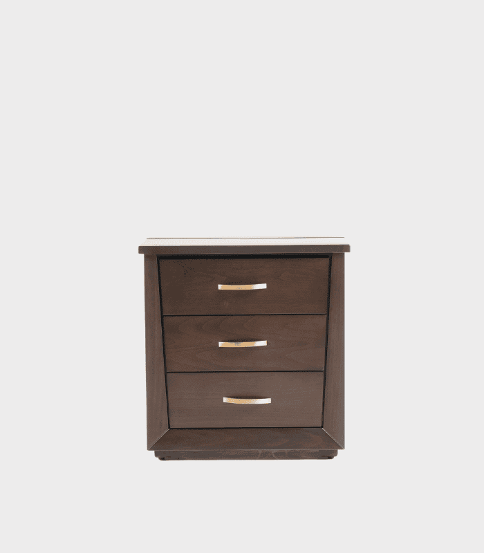 Mueble de madera con tres cajones y asas metálicas, ideal para decorar y organizar en cualquier espacio del hogar o oficina.