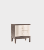 Artesanía moderna de mueble con tiradores, combinando madera clara y oscura, ideal para dormitorios o pasillos, con un diseño elegante y funcional.