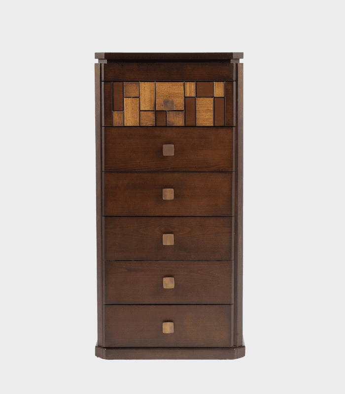 Mueble de madera con 5 cajones y un diseño decorativo en la parte superior, ideal para almacenamiento y estilo en cualquier espacio.