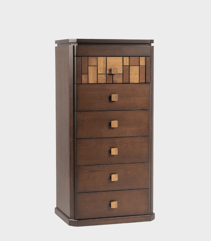 Pieza de mueble de madera oscura con cinco gavetas, la segunda de arriba tiene un diseño decorativo con bloques de madera de diferentes tonos.