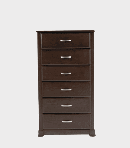 Mueble de madera oscuro con siete cajones y tiradores metálicos, ideal para dormitorios o oficinas, combina funcionalidad con estilo en decoración de interiores.