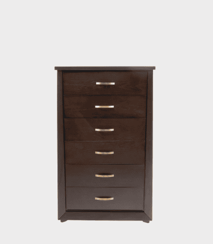Archivos de una cómoda de madera oscura con seis gavetas y manijas de metal. Diseño funcional y clásico, ideal para dormitorios o espacios de trabajo.