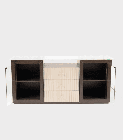 Escritorio moderno de madera y cristal con almacenamiento, ideal para decorar y organizar espacios en casa u oficina.